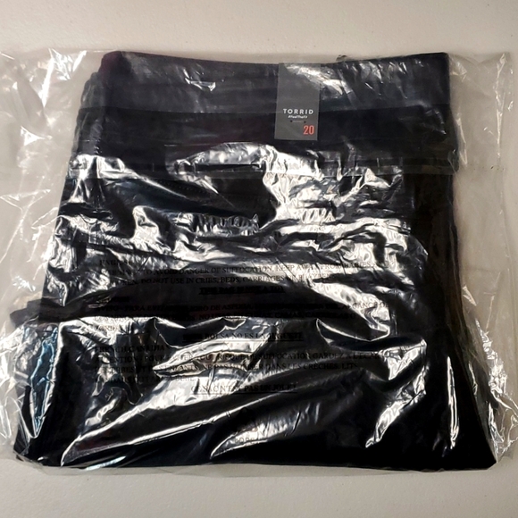 ❤️NWT VINTAGE TORRID BERMUDA JEGGING JEAN SHORTS -  SUPER SOFT STRETCH DENIM - Picture 7 of 14